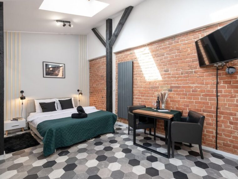 Sypialnia w apartamencie z ceglaną ścianą, Rybnik