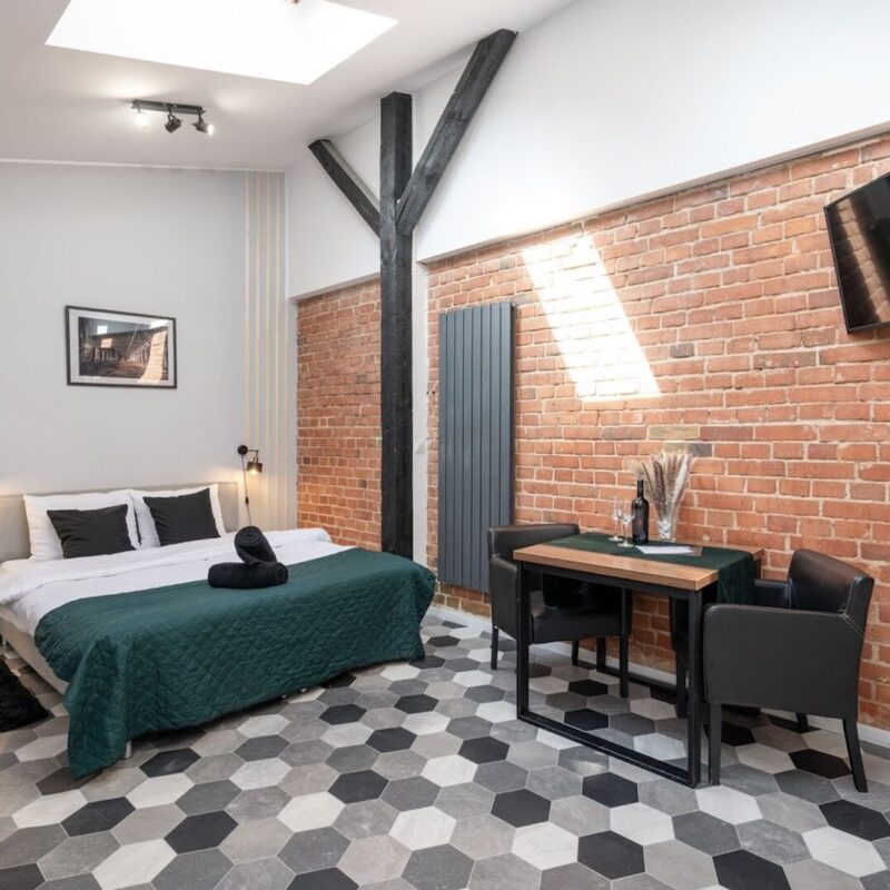 Sypialnia w apartamencie z ceglaną ścianą, Rybnik