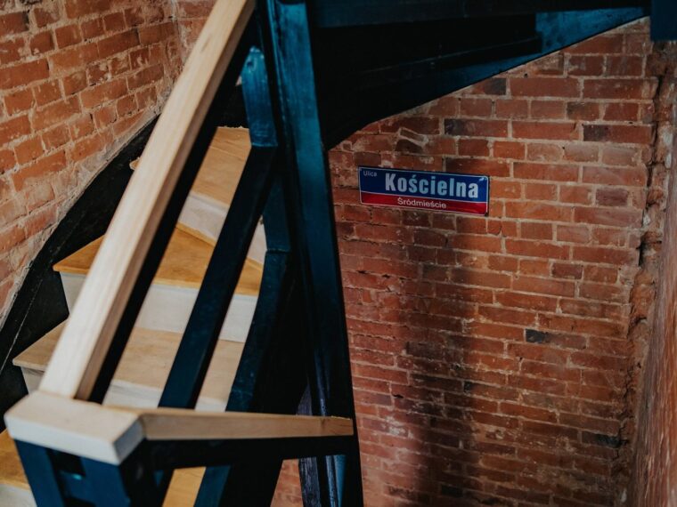 Odsłonięta cegła i drewniane schody po remoncie