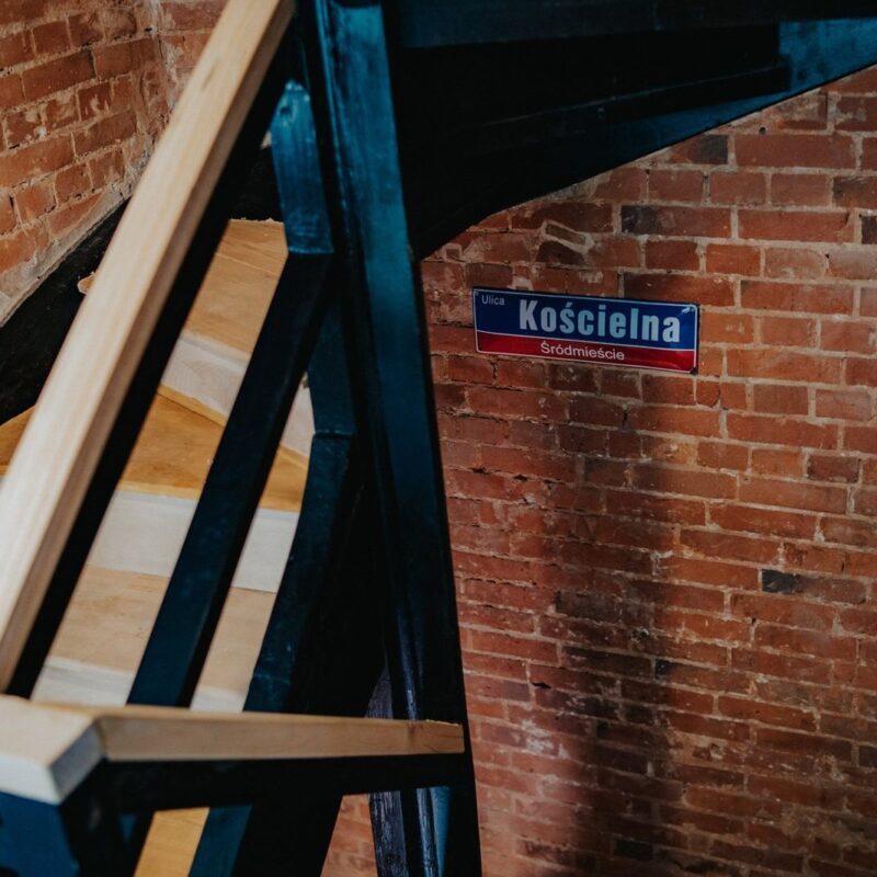 Odsłonięta cegła i drewniane schody po remoncie