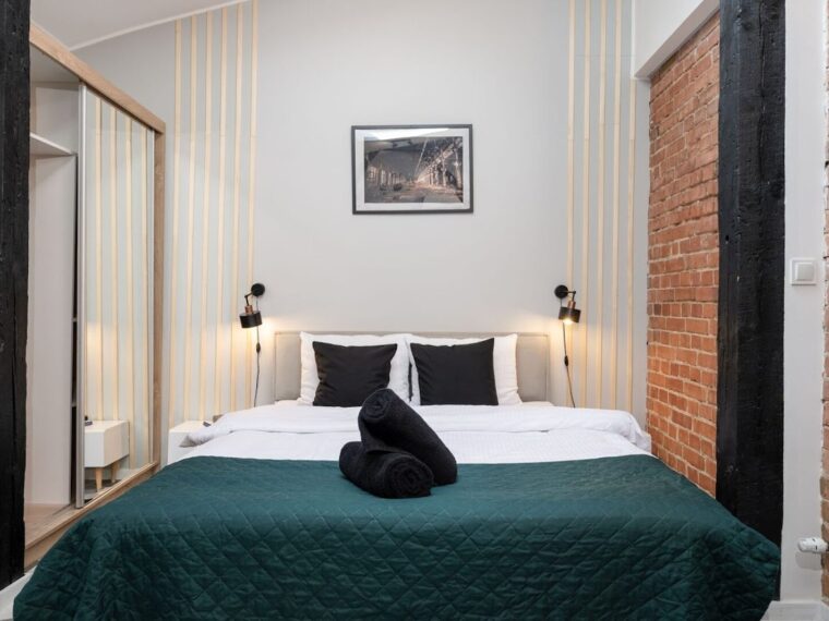 Sypialnia w stylu loft z ceglaną ścianą