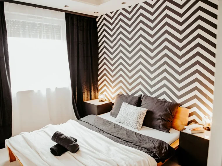 Apartament Kwadratowo, sypialnia z czarno biala tapeta