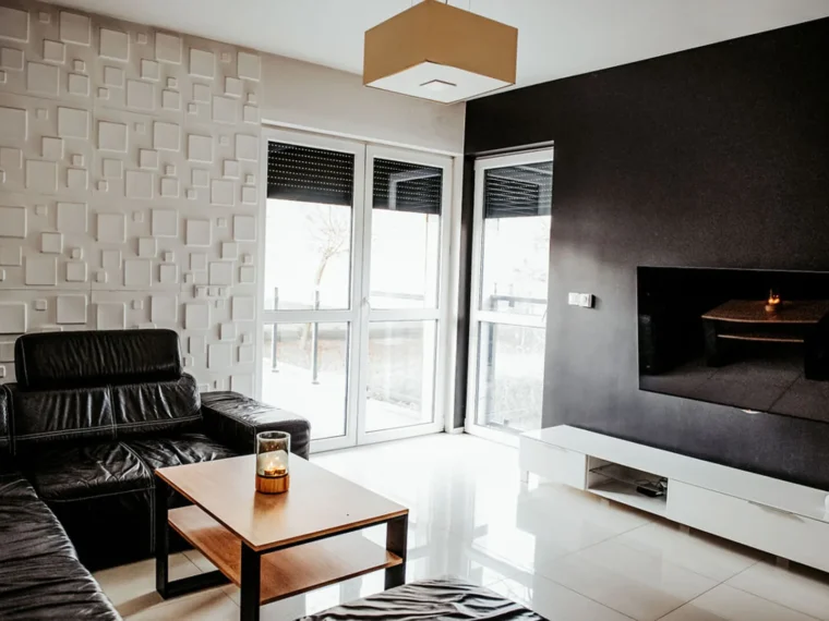 Apartament Kwadratowo, salon ze skorzana kanapa